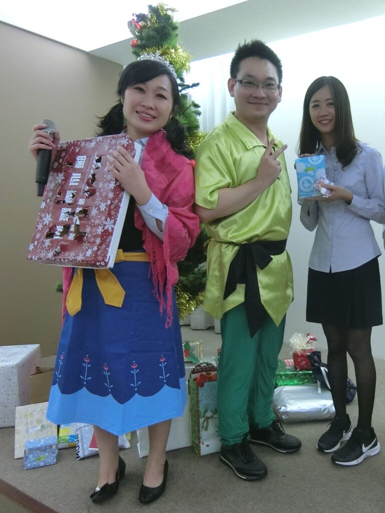 麗富康行政夥伴-媛媛，2018年聖誕活動擔任主持人。